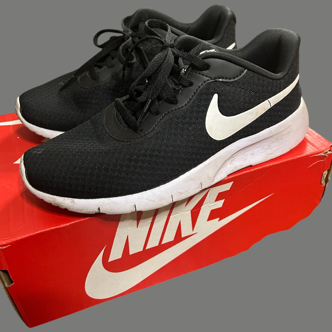 NIKE Trainers, Black and White - size 4 (37)